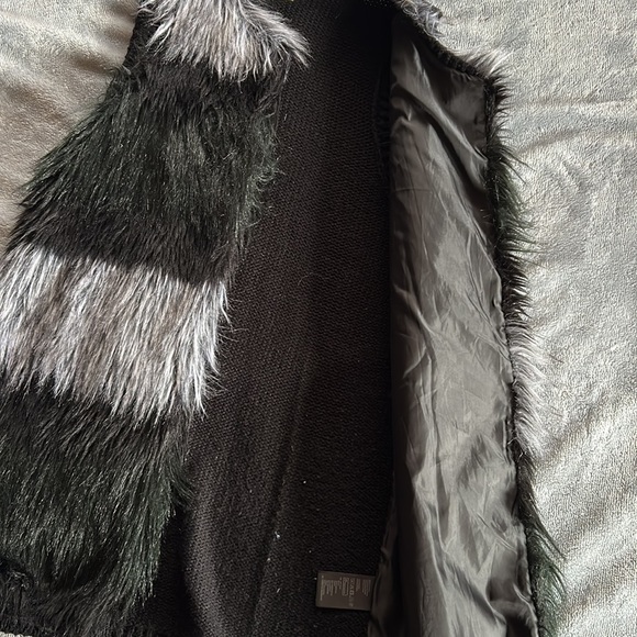 H & M adorable faux fur ombré tones long sweater vest ⚫️⚪️ - Picture 4 of 7